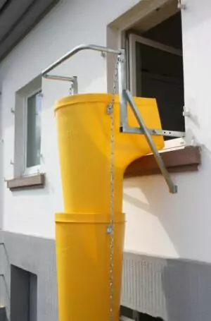 FENSTERBRÜSTUNGSBEFESTIGUNG